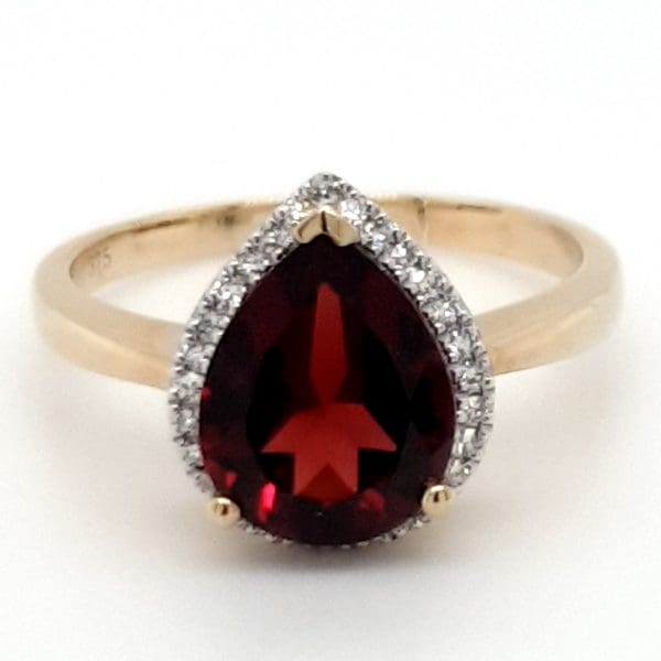 9ct Gold Garnet & Diamond Cluster Ring